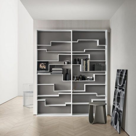 Un’espressione individuale d’arredo flessibile e personalizzabile, non una semplice libreria.

Questo il biglietto da visita di Melody, che offre un confortevole e accattivante contenimento in orizzontale, anche per oggetti grandi. La disposizione dei ripiani dal grintoso pattern grafico, veicola movimento, una sorta di discreto ondeggiare. Funzionalità e modularità sono da sempre elementi chiave nella progettazione del duo di designer Neuland Industriedesign, accanto a una progettazione accattivante e innovativa. In questo caso il modulo è unico, ma sempre reversibile verticalmente, il che consente di conferire continuità o discontinuità orizzontale ai ripiani, accostando più moduli.
Proposta in versione monocromatica oppure con schienale a contrasto, Melody si può modificare nel tempo e nello spazio, per ambienti unici.